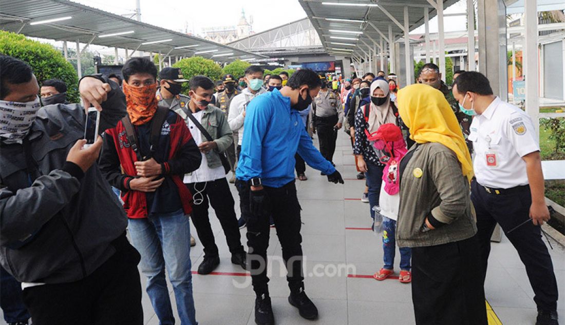 Wali Kota Bogor Bima Arya saat meninjau Satsiun Bogor, Jawa Barat, Selasa (9/6). Kunjungan walikota dalam rangka melihat kesiapan penerapan protokol kesehatan di Stasiun Bogor. - JPNN.com