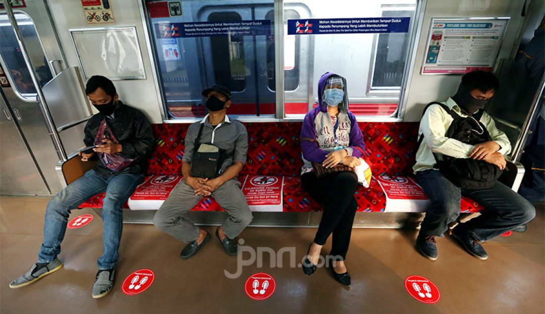 Sejumlah penumpang KRL Commuter Line di gerbong yang telah diberi marka jarak sosial di Stasiun Bogor, Kamis (11/6). PT KCI melakukan berbagai upaya dalam mendukung pemberlakuan Pembatasan Sosial Berskala Besar (PSBB) Transisi. - JPNN.com