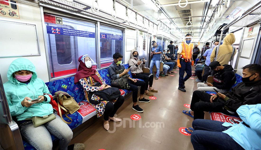 Sejumlah penumpang KRL Commuter Line di gerbong yang telah diberi marka jarak sosial di Stasiun Bogor, Kamis (11/6). PT KCI melakukan berbagai upaya dalam mendukung pemberlakuan Pembatasan Sosial Berskala Besar (PSBB) Transisi. - JPNN.com