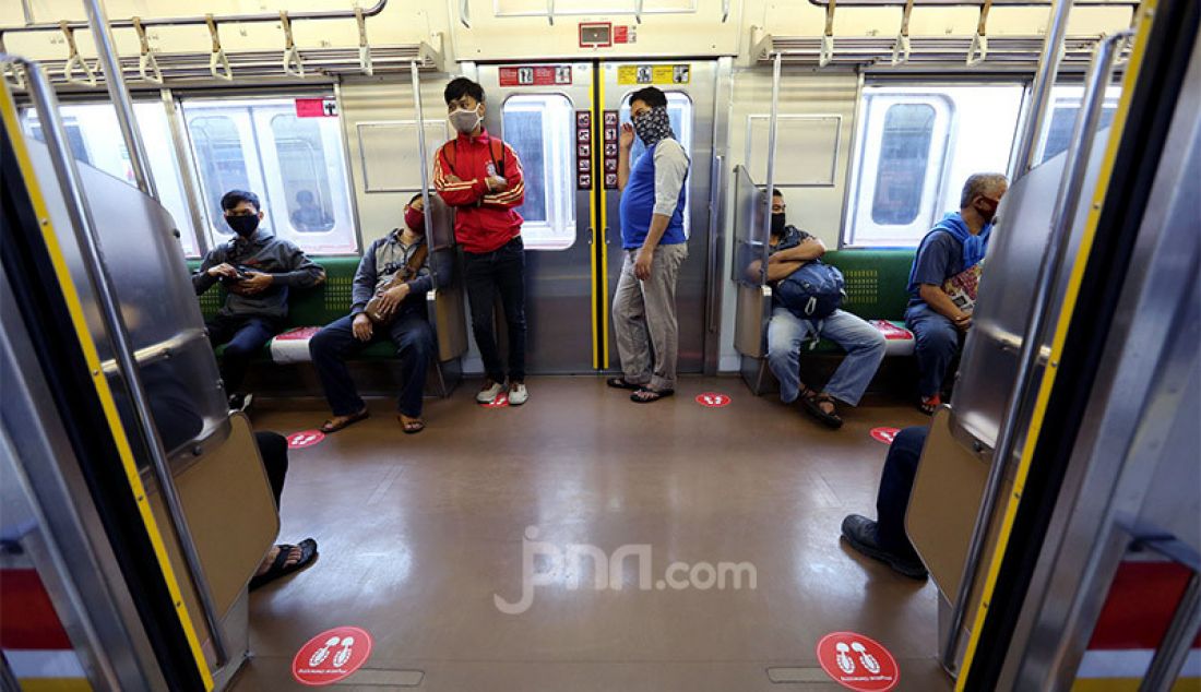 Sejumlah penumpang KRL Commuter Line di gerbong yang telah diberi marka jarak sosial di Stasiun Bogor, Kamis (11/6). PT KCI melakukan berbagai upaya dalam mendukung pemberlakuan Pembatasan Sosial Berskala Besar (PSBB) Transisi. - JPNN.com