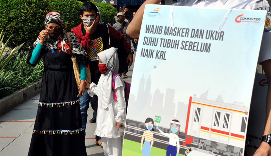 Dirut PT KCI Wiwik Widayanti bersama jajaran direksi PT KAI memberikan apresiasi dan masker kepada pengguna KRL di Stasiun Bogor, Kamis (11/6). - JPNN.com