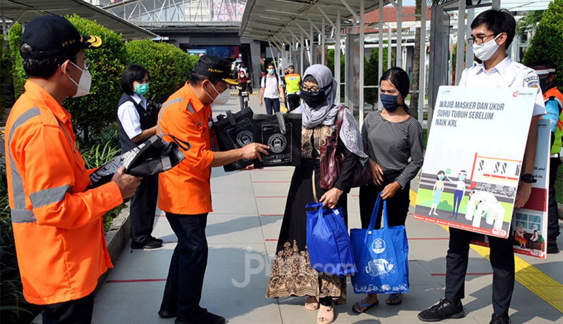 Dirut PT KCI Wiwik Widayanti bersama jajaran direksi PT KAI memberikan apresiasi dan masker kepada pengguna KRL di Stasiun Bogor, Kamis (11/6). - JPNN.com