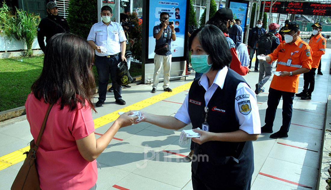 Dirut PT KCI Wiwik Widayanti bersama jajaran direksi PT KAI memberikan apresiasi dan masker kepada pengguna KRL di Stasiun Bogor, Kamis (11/6). - JPNN.com