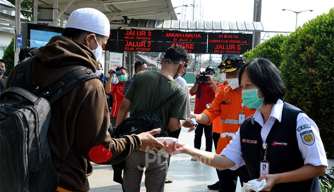 Dirut PT KCI Wiwik Widayanti bersama jajaran direksi PT KAI memberikan apresiasi dan masker kepada pengguna KRL di Stasiun Bogor, Kamis (11/6). - JPNN.com