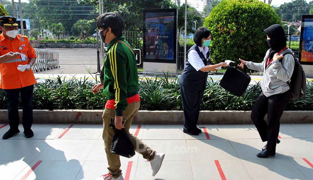 Dirut PT KCI Wiwik Widayanti bersama jajaran direksi PT KAI memberikan apresiasi dan masker kepada pengguna KRL di Stasiun Bogor, Kamis (11/6). - JPNN.com