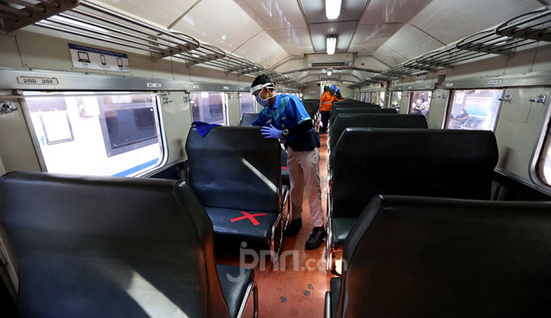 Petugas melakukan persiapan jelang keberangkatan Kereta Api (KA) Serayu di Stasiun Pasar Senen, Jakarta, Jumat (12/6). PT Kereta Api Indonesia (Persero) Daop I Jakarta kembali mengoperasikan kereta api jarak jauh. - JPNN.com