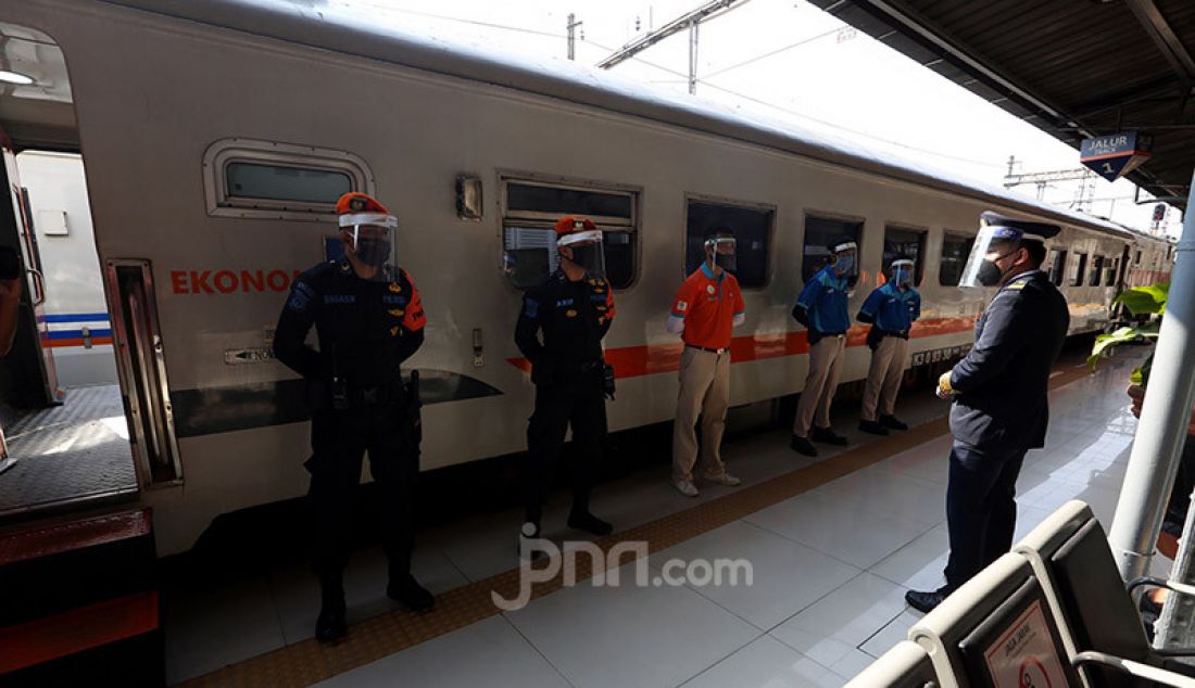 Petugas melakukan persiapan jelang keberangkatan Kereta Api (KA) Serayu di Stasiun Pasar Senen, Jakarta, Jumat (12/6). PT Kereta Api Indonesia (Persero) Daop I Jakarta kembali mengoperasikan kereta api jarak jauh. - JPNN.com