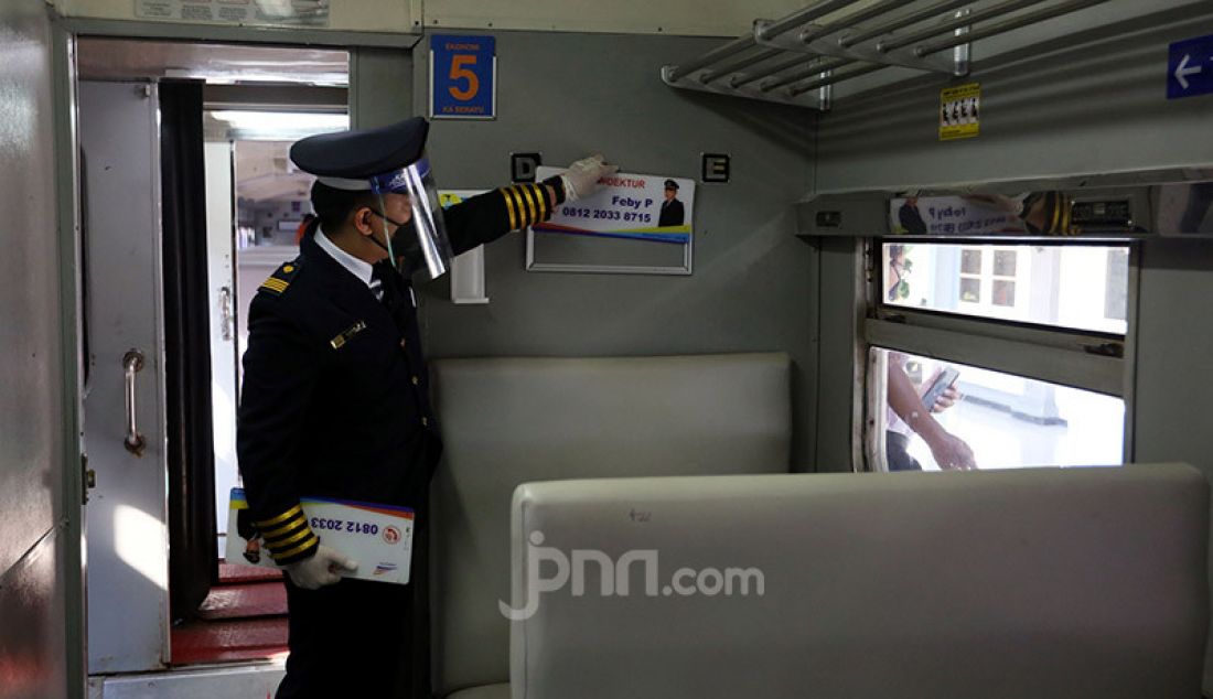 Petugas melakukan persiapan jelang keberangkatan Kereta Api (KA) Serayu di Stasiun Pasar Senen, Jakarta, Jumat (12/6). PT Kereta Api Indonesia (Persero) Daop I Jakarta kembali mengoperasikan kereta api jarak jauh. - JPNN.com