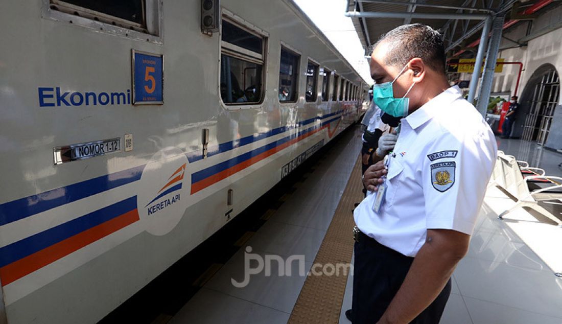 Petugas melakukan persiapan jelang keberangkatan Kereta Api (KA) Serayu di Stasiun Pasar Senen, Jakarta, Jumat (12/6). PT Kereta Api Indonesia (Persero) Daop I Jakarta kembali mengoperasikan kereta api jarak jauh. - JPNN.com