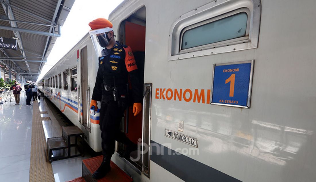 Petugas melakukan persiapan jelang keberangkatan Kereta Api (KA) Serayu di Stasiun Pasar Senen, Jakarta, Jumat (12/6). PT Kereta Api Indonesia (Persero) Daop I Jakarta kembali mengoperasikan kereta api jarak jauh. - JPNN.com