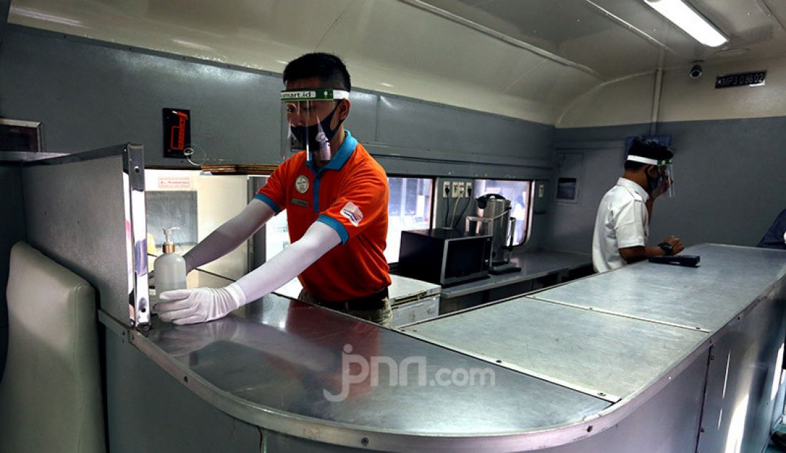 Petugas melakukan persiapan jelang keberangkatan Kereta Api (KA) Serayu di Stasiun Pasar Senen, Jakarta, Jumat (12/6). PT Kereta Api Indonesia (Persero) Daop I Jakarta kembali mengoperasikan kereta api jarak jauh. - JPNN.com