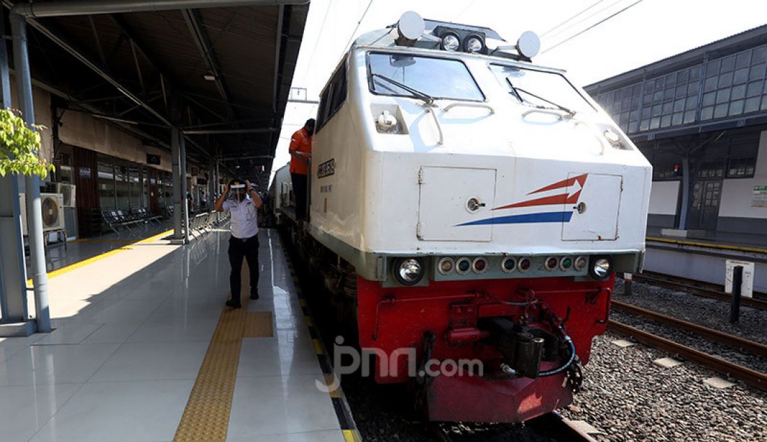 Petugas melakukan persiapan jelang keberangkatan Kereta Api (KA) Serayu di Stasiun Pasar Senen, Jakarta, Jumat (12/6). PT Kereta Api Indonesia (Persero) Daop I Jakarta kembali mengoperasikan kereta api jarak jauh. - JPNN.com