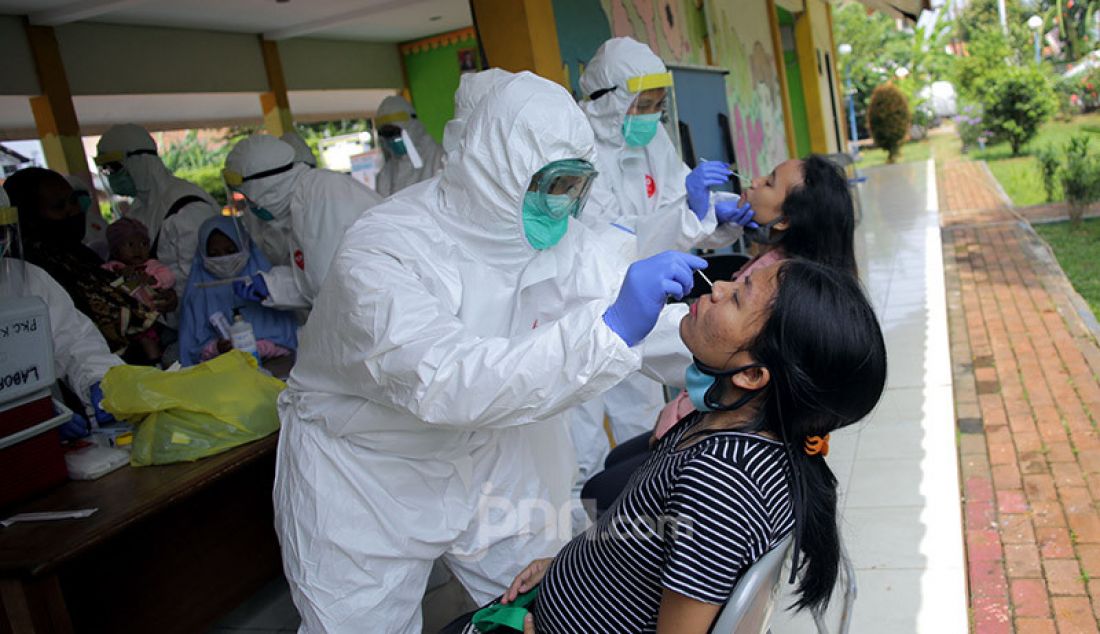 Tim medis dari Puskesmas Kelurahan Kampung Tengah melakukan test swab khusus kepada Ibu rumah tangga dan Ibu hamil di RPTRA Dahlia, Kampung Tengah, Jakarta Timur, Jumat (12/6). Kegiatan ini untuk memutuskan rantai penyebaran Covid 19. - JPNN.com