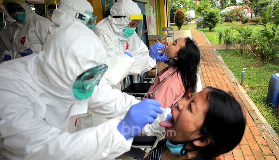 Tim medis dari Puskesmas Kelurahan Kampung Tengah melakukan test swab khusus kepada Ibu rumah tangga dan Ibu hamil di RPTRA Dahlia, Kampung Tengah, Jakarta Timur, Jumat (12/6). - JPNN.com