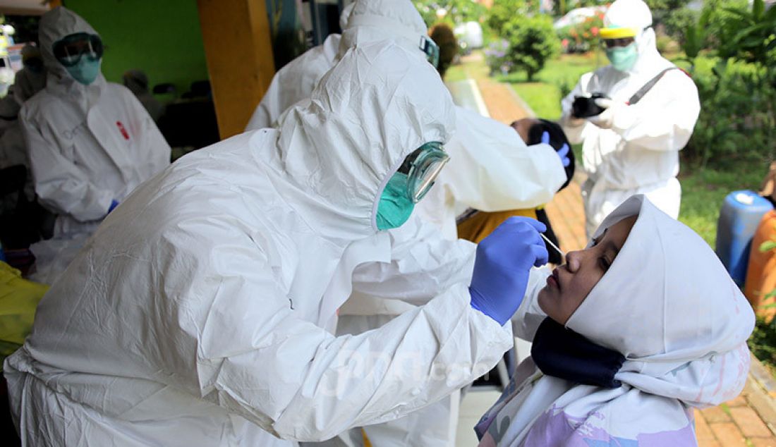 Tim medis dari Puskesmas Kelurahan Kampung Tengah melakukan test swab khusus kepada Ibu rumah tangga dan Ibu hamil di RPTRA Dahlia, Kampung Tengah, Jakarta Timur, Jumat (12/6). Kegiatan ini untuk memutuskan rantai penyebaran Covid 19. - JPNN.com