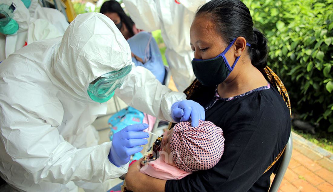 Tim medis dari Puskesmas Kelurahan Kampung Tengah melakukan test swab khusus kepada Ibu rumah tangga dan Ibu hamil di RPTRA Dahlia, Kampung Tengah, Jakarta Timur, Jumat (12/6). Kegiatan ini untuk memutuskan rantai penyebaran Covid 19. - JPNN.com