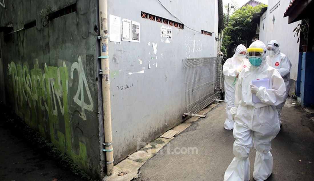 Tim medis dari Puskesmas Kelurahan Kampung Tengah melakukan test swab di wilayah RW 01, Kelurahan Kampung Tengah, Jakarta, Jumat (12/6). Dinkes DKI Jakarta melalui puskesmas melakukan jemput bola menggelar tes massal. - JPNN.com