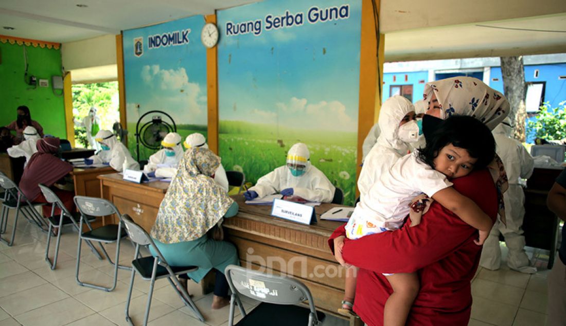 Tim medis dari Puskesmas Kelurahan Kampung Tengah melakukan test swab khusus kepada Ibu rumah tangga dan Ibu hamil di RPTRA Dahlia, Kampung Tengah, Jakarta Timur, Jumat (12/6). Kegiatan ini untuk memutuskan rantai penyebaran Covid 19. - JPNN.com