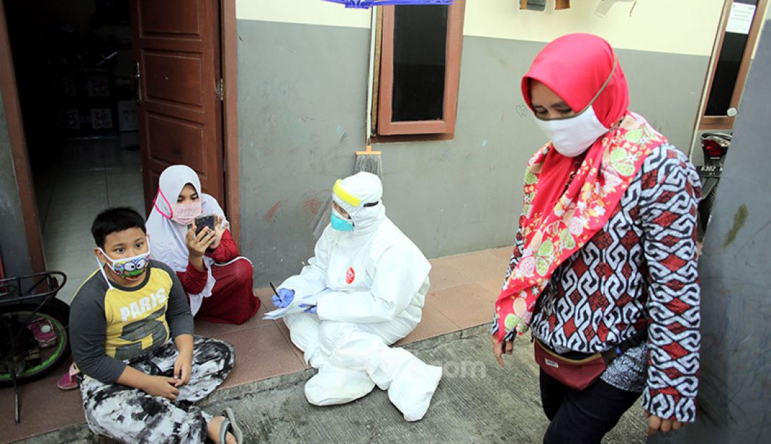 Tim medis dari Puskesmas Kelurahan Kampung Tengah melakukan test swab di wilayah RW 01, Kelurahan Kampung Tengah, Jakarta, Jumat (12/6). Dinkes DKI Jakarta melalui puskesmas melakukan jemput bola menggelar tes massal. - JPNN.com