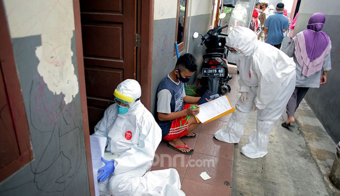 Tim medis dari Puskesmas Kelurahan Kampung Tengah melakukan test swab di wilayah RW 01, Kelurahan Kampung Tengah, Jakarta, Jumat (12/6). Dinkes DKI Jakarta melalui puskesmas melakukan jemput bola menggelar tes massal. - JPNN.com