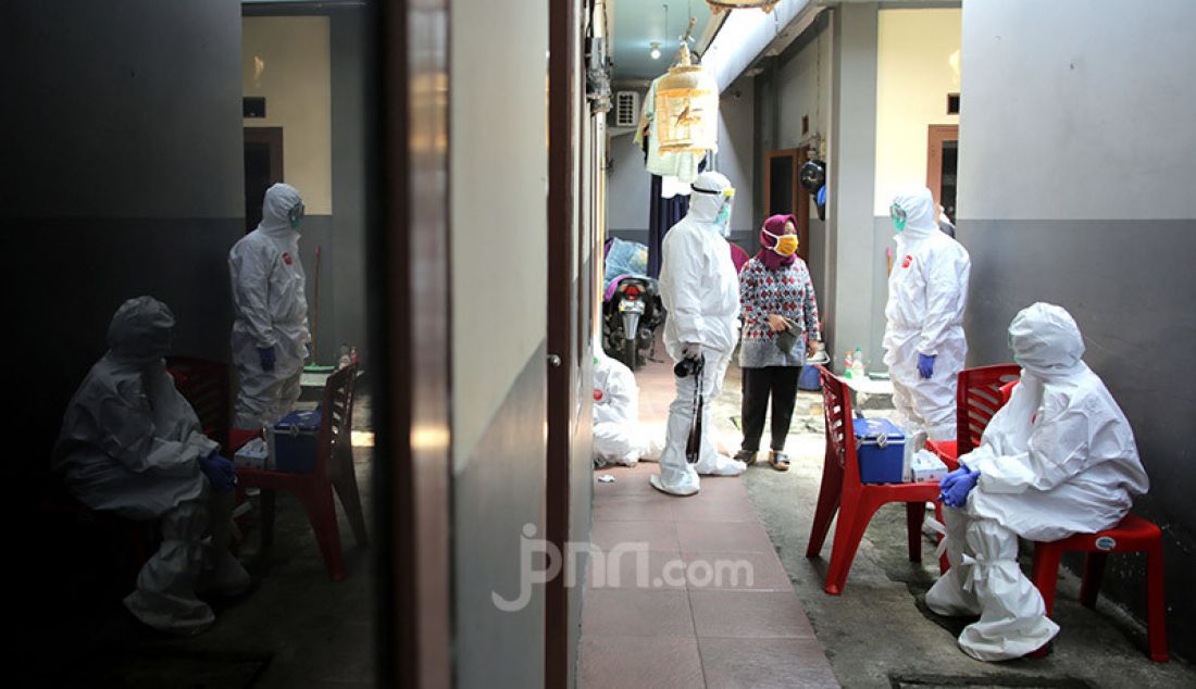 Tim medis dari Puskesmas Kelurahan Kampung Tengah melakukan test swab di wilayah RW 01, Kelurahan Kampung Tengah, Jakarta, Jumat (12/6). Dinkes DKI Jakarta melalui puskesmas melakukan jemput bola menggelar tes massal. - JPNN.com