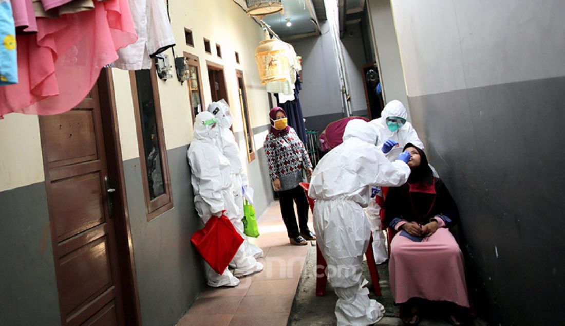 Tim medis dari Puskesmas Kelurahan Kampung Tengah melakukan test swab di wilayah RW 01, Kelurahan Kampung Tengah, Jakarta, Jumat (12/6). Dinkes DKI Jakarta melalui puskesmas melakukan jemput bola menggelar tes massal. - JPNN.com