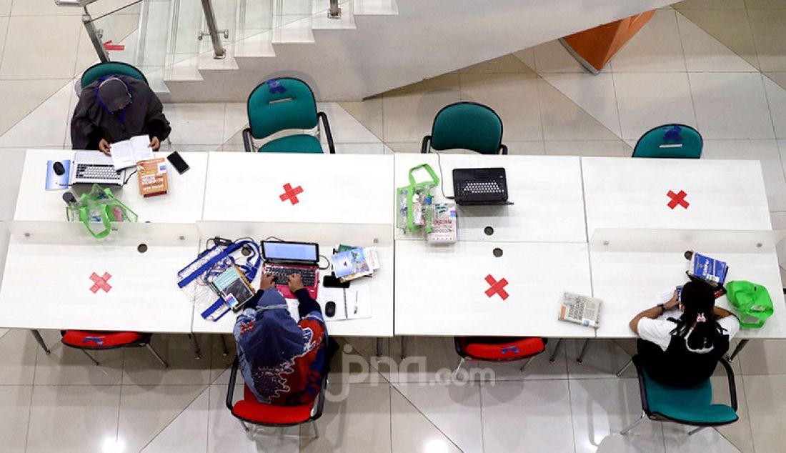 Pengunjung tengah membaca buku di Perpustakaan Nasional, Jakarta, Jumat (12/6). Penerapan protokol kesehatan dilakukan demi memaksimalkan pelayanan kepada pengunjung di masa pandemi virus corona (Covid-19). - JPNN.com