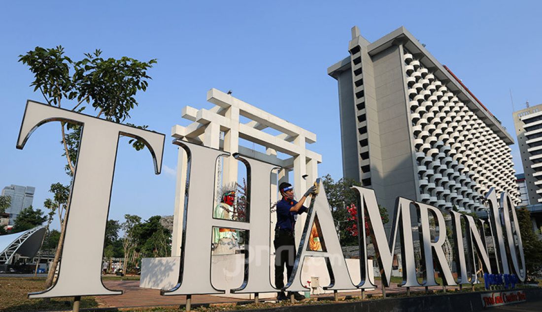 Petugas saat membersihkan meja di area Thamrin 10, Jakarta, Jumat (12/6). Kawasan kuliner dan kreatif, Thamrin 10, sedang bersiap melakukan pembukaan kembali pada tanggal 15 Juni 2020 dengan menerapkan protokol kesehatan. - JPNN.com