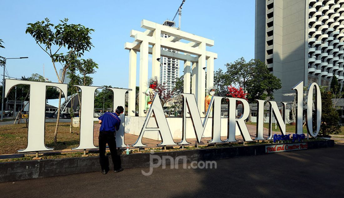 Petugas saat membersihkan meja di area Thamrin 10, Jakarta, Jumat (12/6). Kawasan kuliner dan kreatif, Thamrin 10, sedang bersiap melakukan pembukaan kembali pada tanggal 15 Juni 2020 dengan menerapkan protokol kesehatan. - JPNN.com