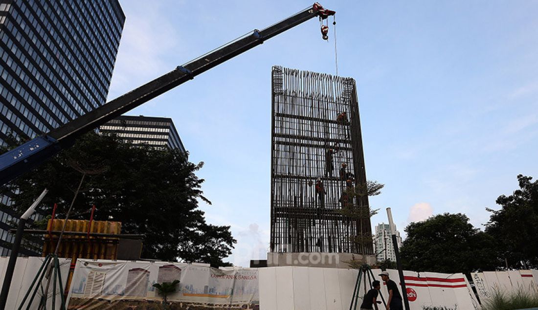 Pekerja menyelesaikan proyek Stasiun LRT Jabodebek dan long span ruas Kuningan-Dukuh Atas, Jakarta, Jumat (12/6). Stasiun tersebut nantinya akan terkoneksi dengan kawasan terpadu TOD yang menggabungkan moda transportasi MRT Ratangga, kereta commuter line, kereta bandara, dan bus Transjakarta. - JPNN.com