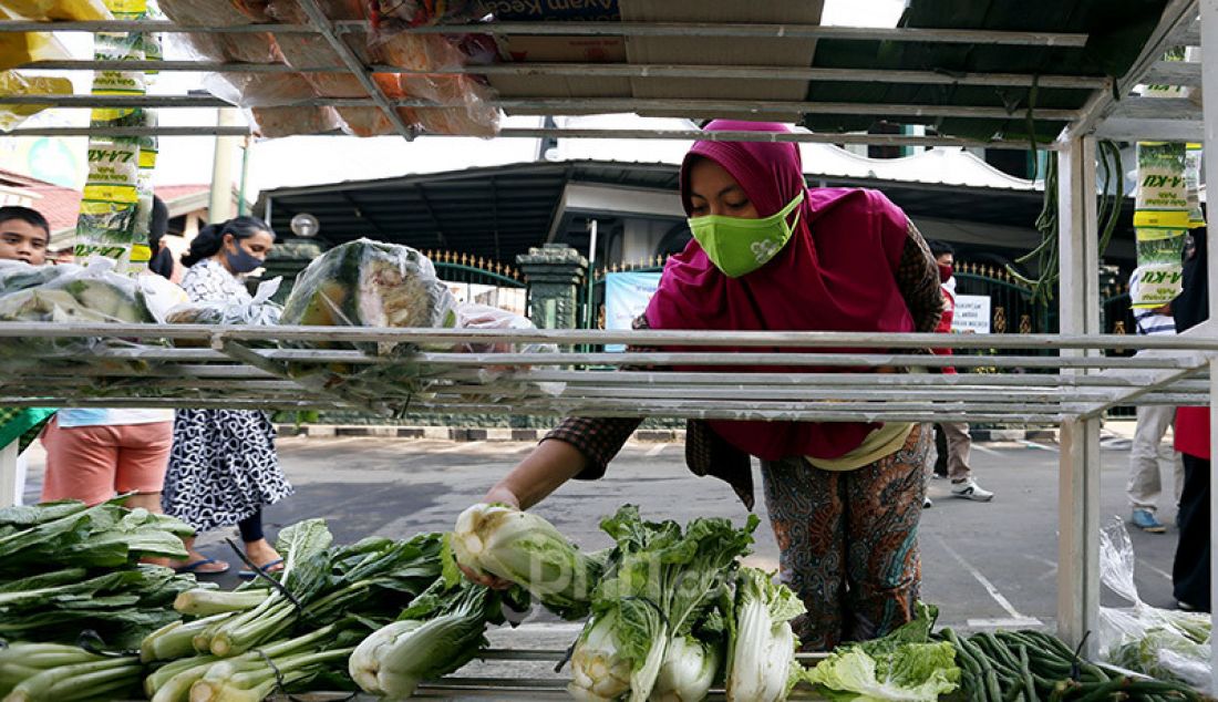 Warga antre untuk mendapatkan bahan pangan gratis saat Gerakan Donasi Lauk dan Sayuran di GG Kelor RW 10, Kelurahan Menteng, Bogor, Sabtu (13/6). Gerakan tersebut sebagai bentuk aksi solidaritas di masa pendemi covid-19. - JPNN.com