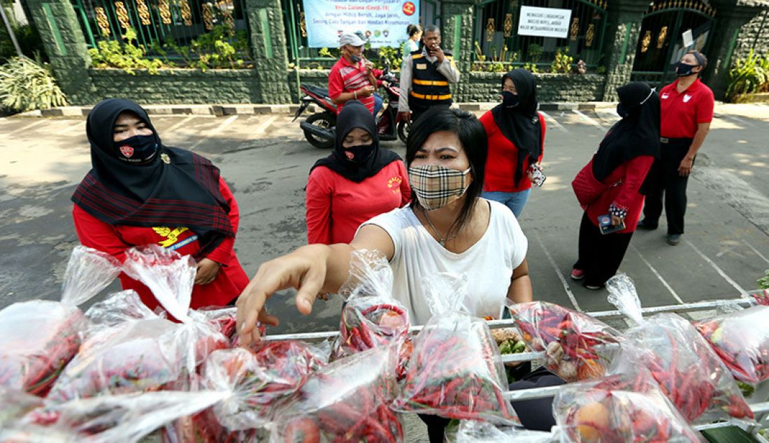 Warga antre untuk mendapatkan bahan pangan gratis saat Gerakan Donasi Lauk dan Sayuran di GG Kelor RW 10, Kelurahan Menteng, Bogor, Sabtu (13/6). Gerakan tersebut sebagai bentuk aksi solidaritas di masa pendemi covid-19. - JPNN.com