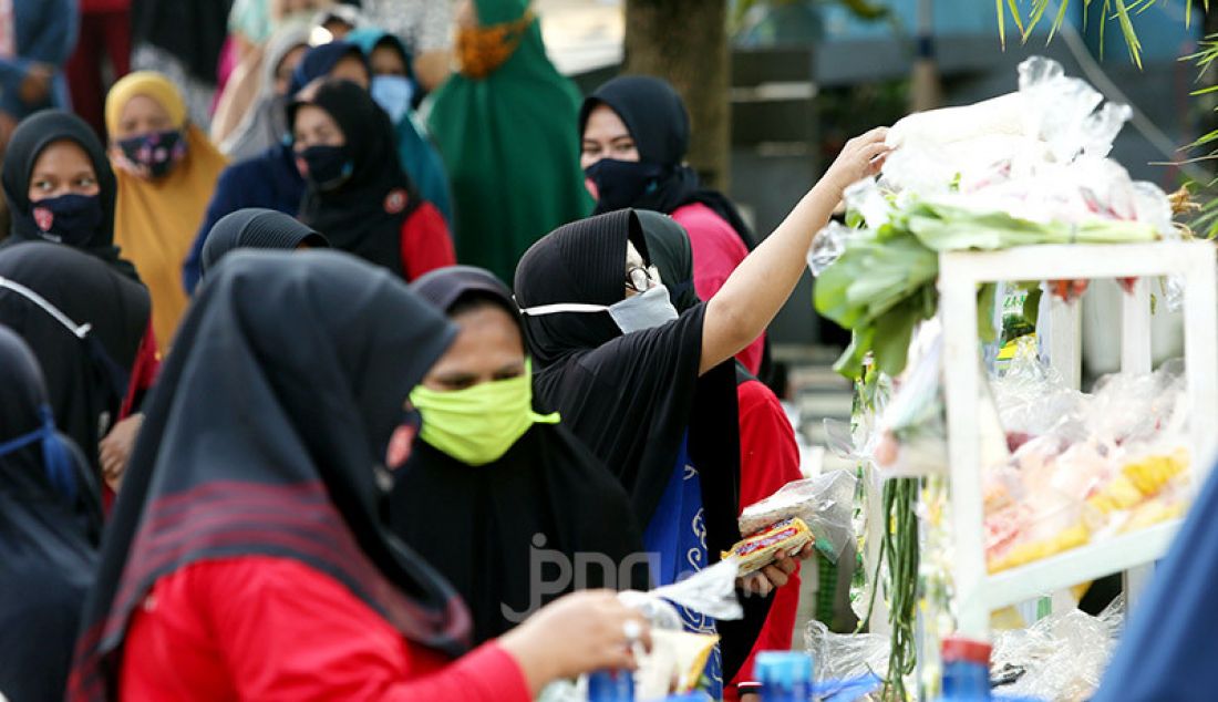 Warga antre untuk mendapatkan bahan pangan gratis saat Gerakan Donasi Lauk dan Sayuran di GG Kelor RW 10, Kelurahan Menteng, Bogor, Sabtu (13/6). Gerakan tersebut sebagai bentuk aksi solidaritas di masa pendemi covid-19. - JPNN.com