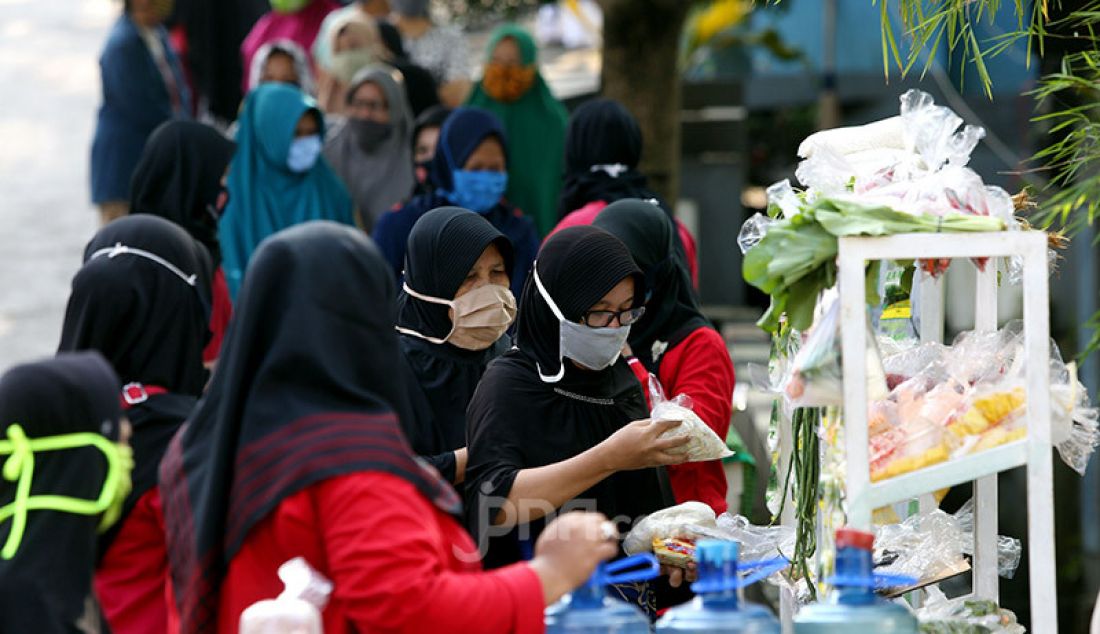 Warga antre untuk mendapatkan bahan pangan gratis saat Gerakan Donasi Lauk dan Sayuran di GG Kelor RW 10, Kelurahan Menteng, Bogor, Sabtu (13/6). Gerakan tersebut sebagai bentuk aksi solidaritas di masa pendemi covid-19. - JPNN.com