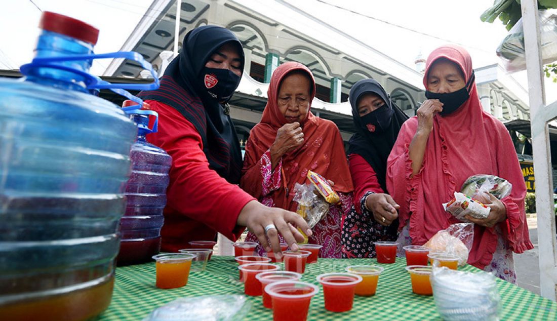 Warga mengambil jamu gratis di GG Kelor RW 10, Kelurahan Menteng, Kota Bogor, Sabtu (13/6). Pembagian jamu gratis yang dibagikan secara swadaya tersebut bertujuan untuk meningkatkan kesehatan dan daya tahan tubuh. - JPNN.com