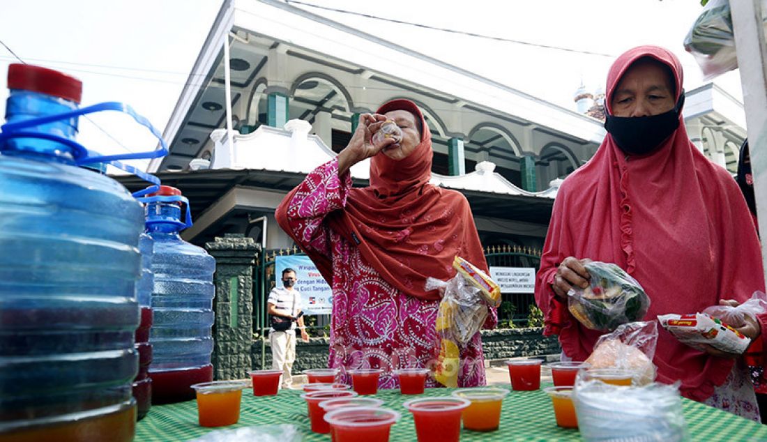 Warga mengambil jamu gratis di GG Kelor RW 10, Kelurahan Menteng, Kota Bogor, Sabtu (13/6). Pembagian jamu gratis yang dibagikan secara swadaya tersebut bertujuan untuk meningkatkan kesehatan dan daya tahan tubuh. - JPNN.com