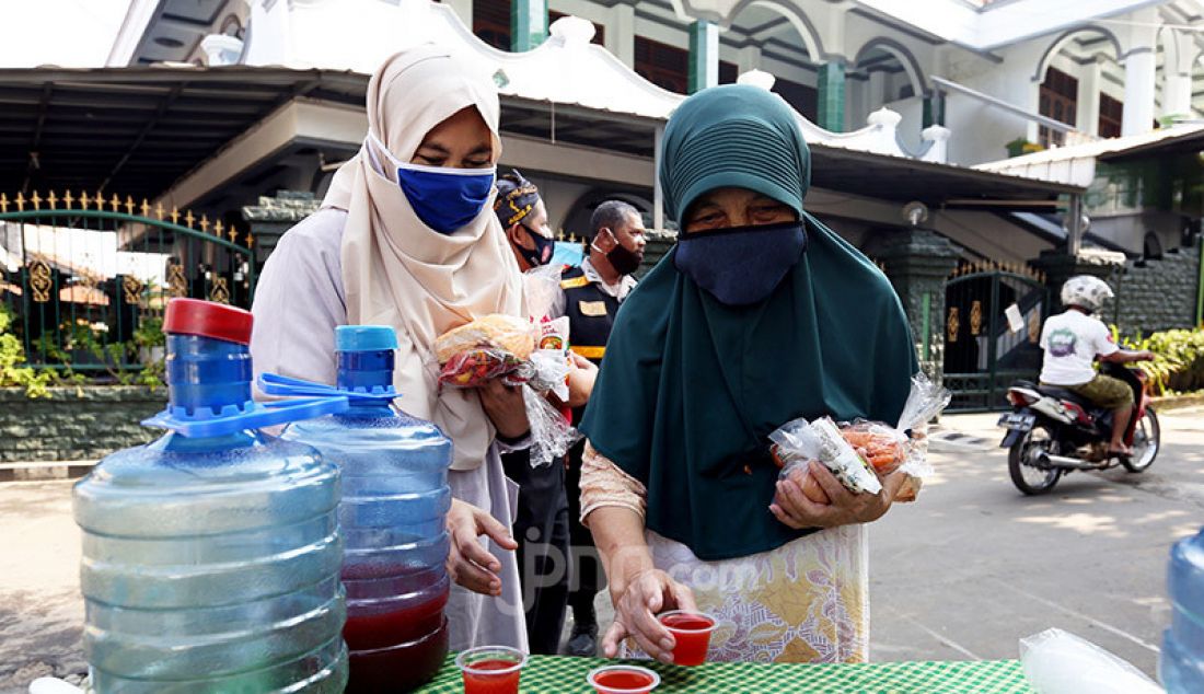 Warga mengambil jamu gratis di GG Kelor RW 10, Kelurahan Menteng, Kota Bogor, Sabtu (13/6). Pembagian jamu gratis yang dibagikan secara swadaya tersebut bertujuan untuk meningkatkan kesehatan dan daya tahan tubuh. - JPNN.com