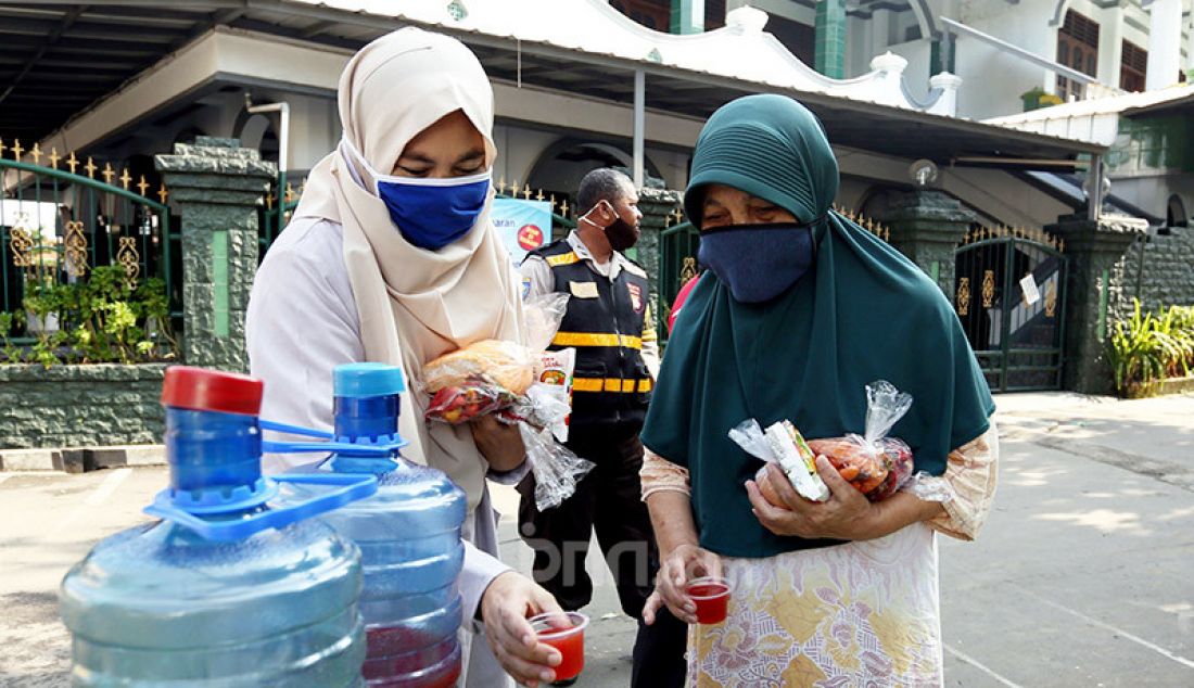 Warga mengambil jamu gratis di GG Kelor RW 10, Kelurahan Menteng, Kota Bogor, Sabtu (13/6). Pembagian jamu gratis yang dibagikan secara swadaya tersebut bertujuan untuk meningkatkan kesehatan dan daya tahan tubuh. - JPNN.com