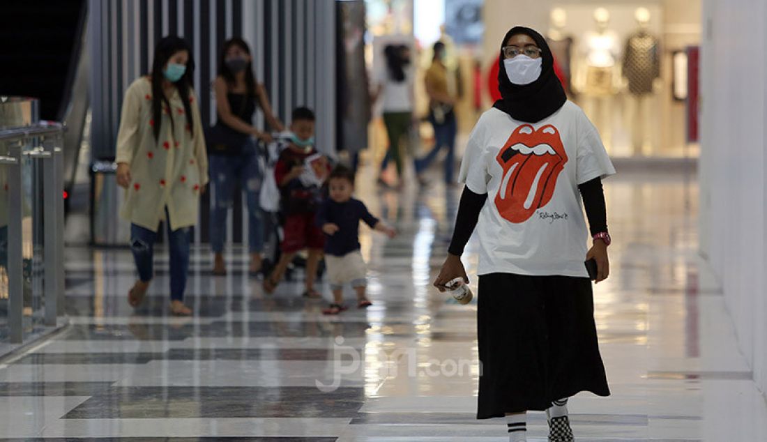 Aktivitas pengunjung di Lippo Mall Puri yang kembali dibuka saat penerapan Pembatasan Sosial Berskala Besar (PSBB) transisi, Jakarta, Senin (15/6). Pemprov DKI Jakarta membuka kembali 80 pusat perbelanjaan atau mall. - JPNN.com