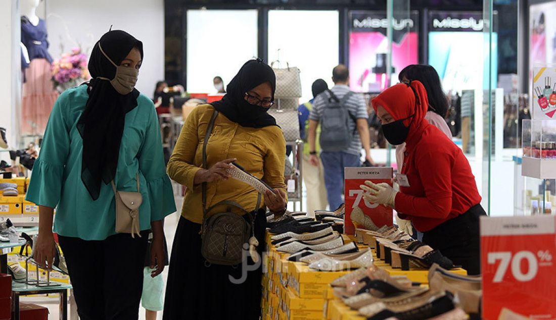 Aktivitas pengunjung di Lippo Mall Puri yang kembali dibuka saat penerapan Pembatasan Sosial Berskala Besar (PSBB) transisi, Jakarta, Senin (15/6). Pemprov DKI Jakarta membuka kembali 80 pusat perbelanjaan atau mall. - JPNN.com