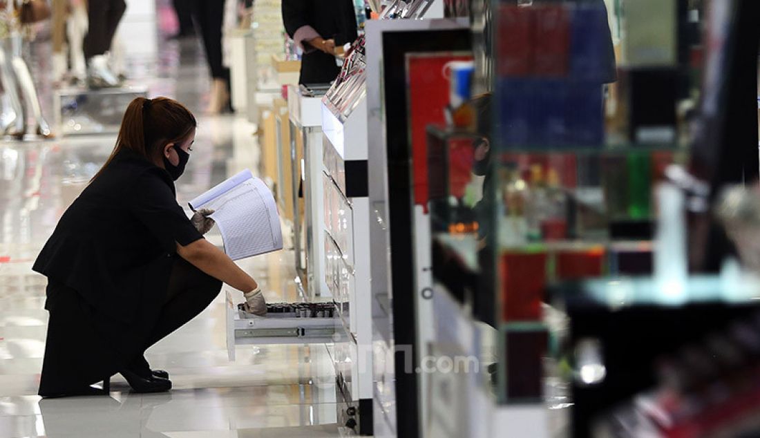 Aktivitas pengunjung di Lippo Mall Puri yang kembali dibuka saat penerapan Pembatasan Sosial Berskala Besar (PSBB) transisi, Jakarta, Senin (15/6). Pemprov DKI Jakarta membuka kembali 80 pusat perbelanjaan atau mall. - JPNN.com