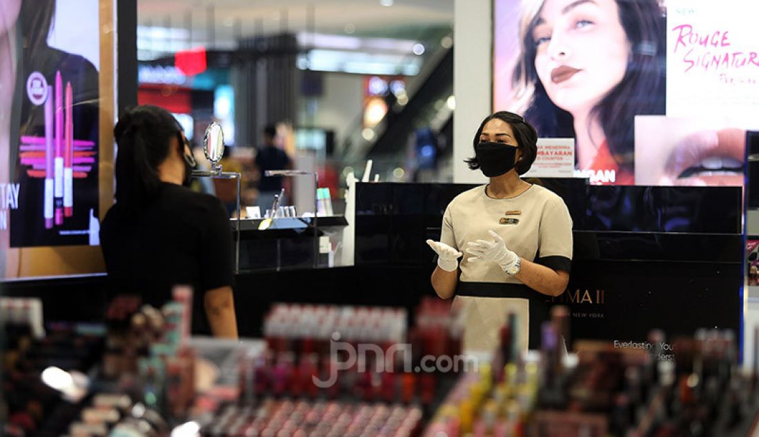 Aktivitas pengunjung di Lippo Mall Puri yang kembali dibuka saat penerapan Pembatasan Sosial Berskala Besar (PSBB) transisi, Jakarta, Senin (15/6). Pemprov DKI Jakarta membuka kembali 80 pusat perbelanjaan atau mall. - JPNN.com