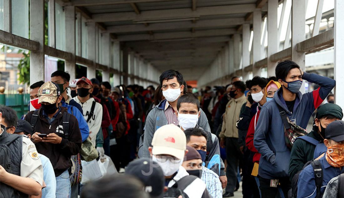 Penumpang mengantre dengan menjaga jarak di Stasiun Bogor, Jawa Barat, Senin (15/6). Stasiun Bogor menjadi salah satu tempat yang menerapkan protokol kesehatan. - JPNN.com