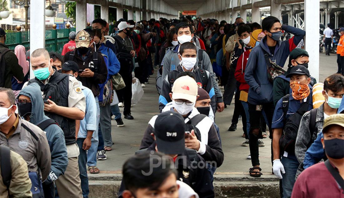 Penumpang mengantre dengan menjaga jarak di Stasiun Bogor, Jawa Barat, Senin (15/6). Stasiun Bogor menjadi salah satu tempat yang menerapkan protokol kesehatan. - JPNN.com