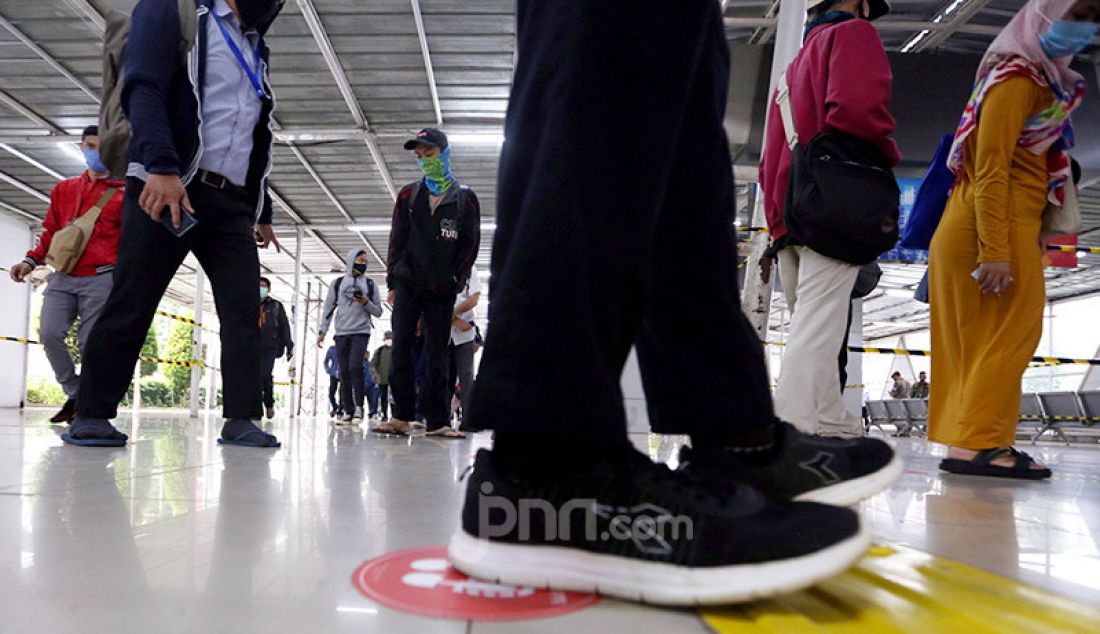 Penumpang mengantre dengan menjaga jarak di Stasiun Bogor, Jawa Barat, Senin (15/6). Stasiun Bogor menjadi salah satu tempat yang menerapkan protokol kesehatan. - JPNN.com