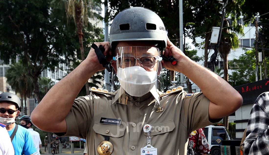 Gubernur DKI Jakarta, Anies Baswedan bersama Wagub Ahmad Riza Patria bersepeda bersama menuju kantor Balaikota, Jakarta, Selasa (16/6). - JPNN.com