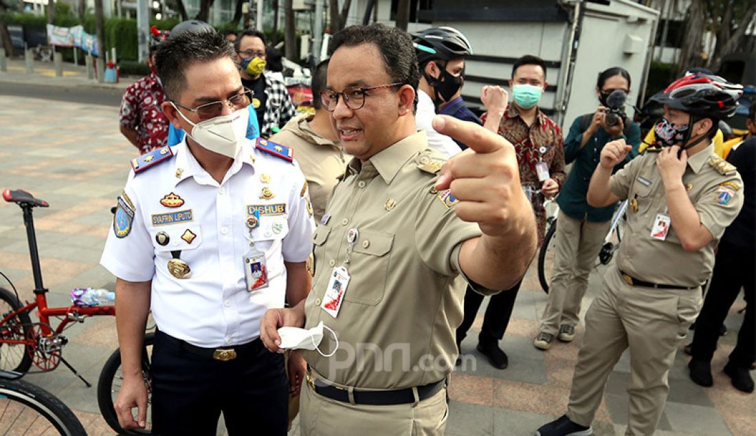 Gubernur DKI Jakarta, Anies Baswedan bersama Wagub Ahmad Riza Patria bersepeda bersama menuju kantor Balaikota, Jakarta, Selasa (16/6). - JPNN.com