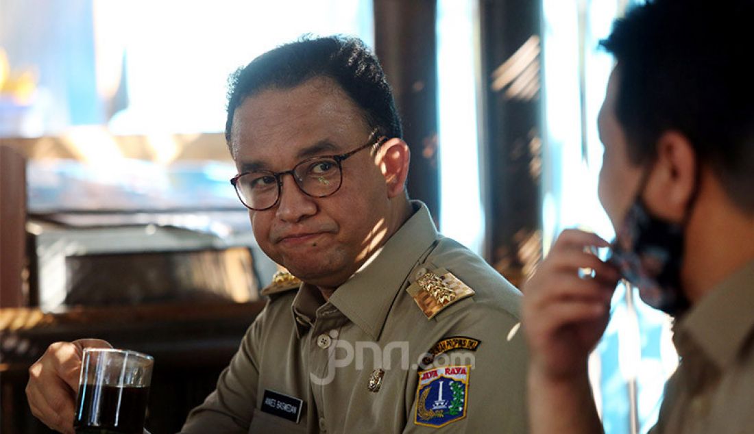 Gubernur DKI Jakarta, Anies Baswedan bersama Wagub Ahmad Riza Patria saat ngopi bersama usai bersepeda, Jakarta, Selasa (16/6). - JPNN.com