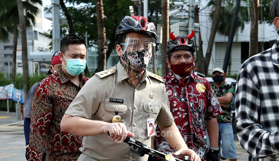 Gubernur DKI Jakarta, Anies Baswedan bersama Wagub Ahmad Riza Patria bersepeda bersama menuju kantor Balaikota, Jakarta, Selasa (16/6). - JPNN.com