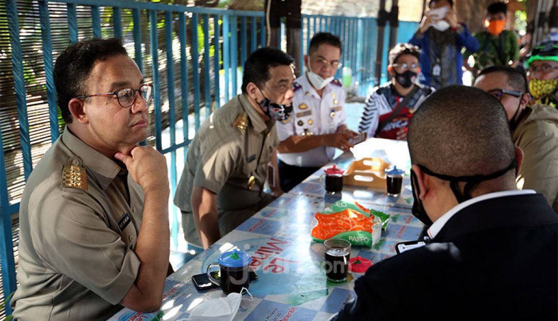 Gubernur DKI Jakarta, Anies Baswedan bersama Wagub Ahmad Riza Patria saat ngopi bersama usai bersepeda, Jakarta, Selasa (16/6). - JPNN.com